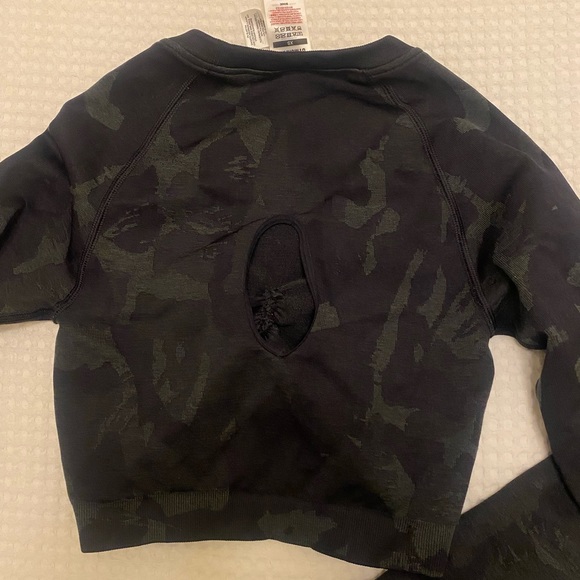 Gymshark adapt camo seamless long sleeve crop top - Picture 3 of 4